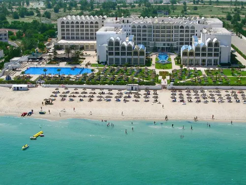 Пляжі та блакитне море, Монастир
