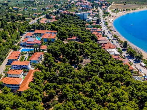 Położony nad morzem, wśród sosnowego lasu