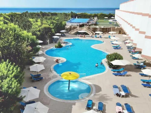 W pobliżu pięknej, piaszczystej plaży