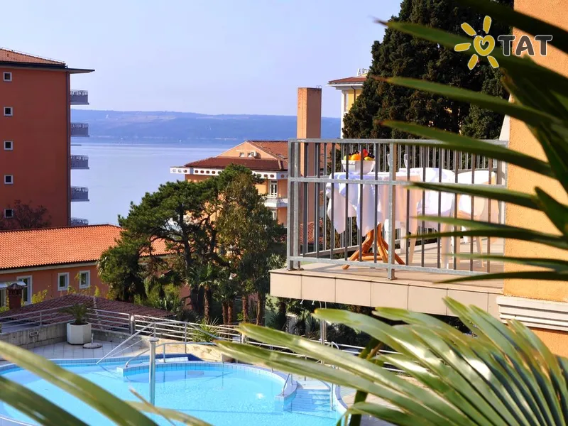 Socializing Hotel Mirna