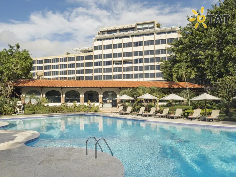 El Embajador a Royal Hideaway Hotel