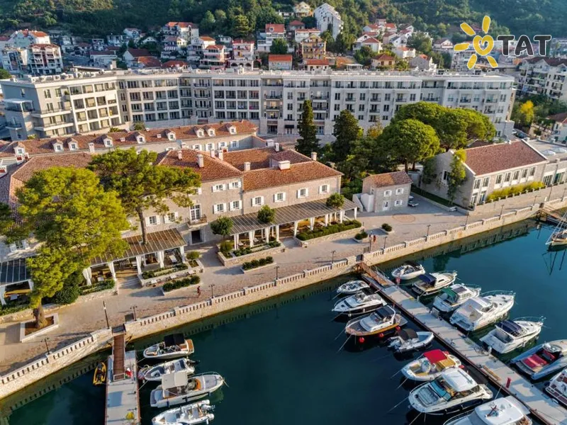 Lazure Hotel & Marina