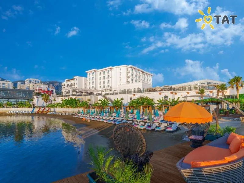 Les Ambassadeurs Hotel Casino & Marina