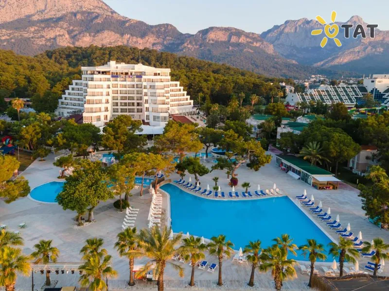 Amara Comfort Resort — Exteriorul și piscinele