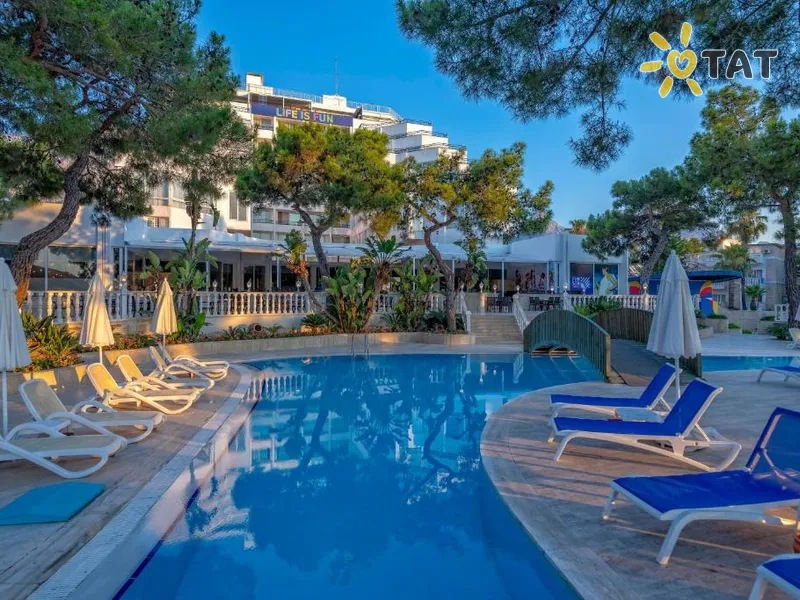 Amara Comfort Resort — Exteriorul și piscinele
