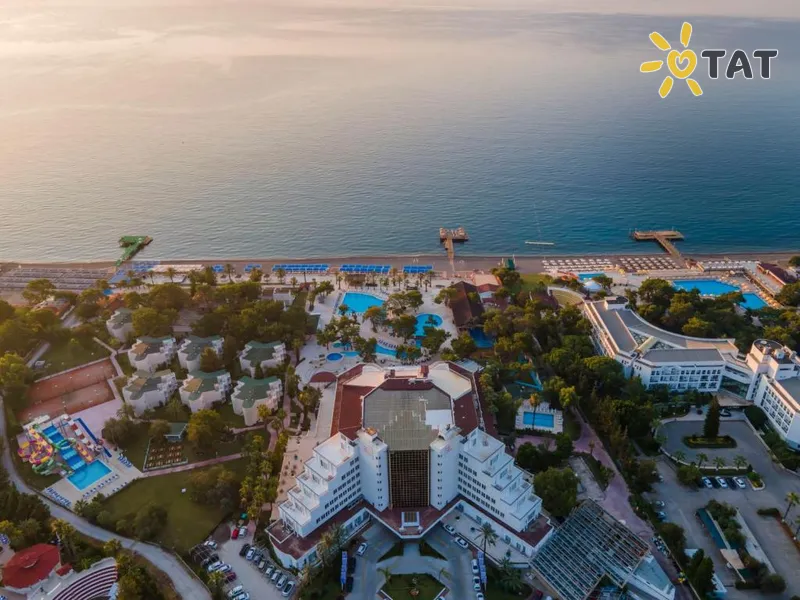 Amara Comfort Resort — Exteriorul și piscinele
