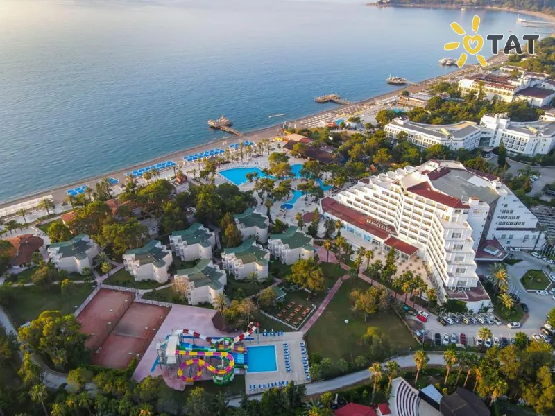 Amara Comfort Resort — Exteriorul și piscinele