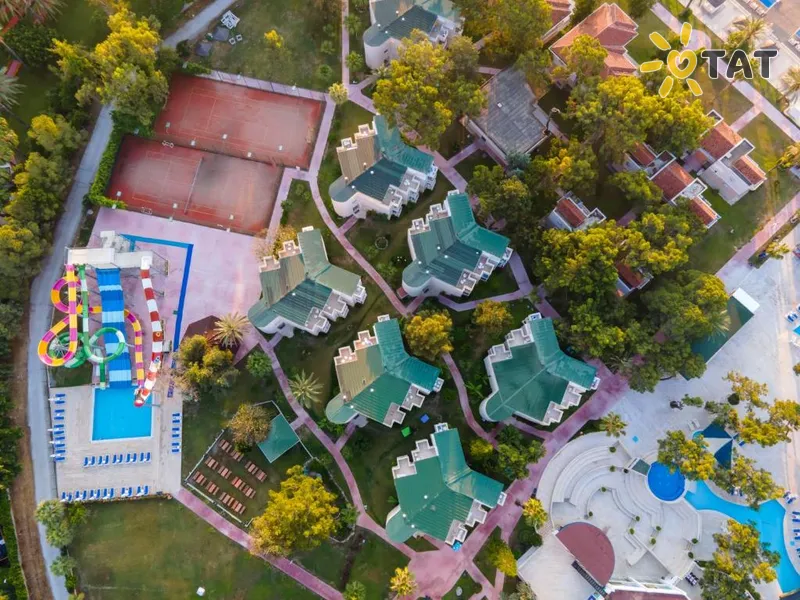Amara Comfort Resort — Exteriorul și piscinele