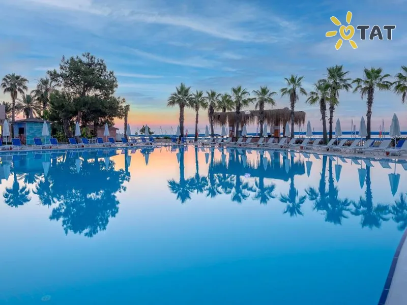 Amara Comfort Resort — Exteriorul și piscinele
