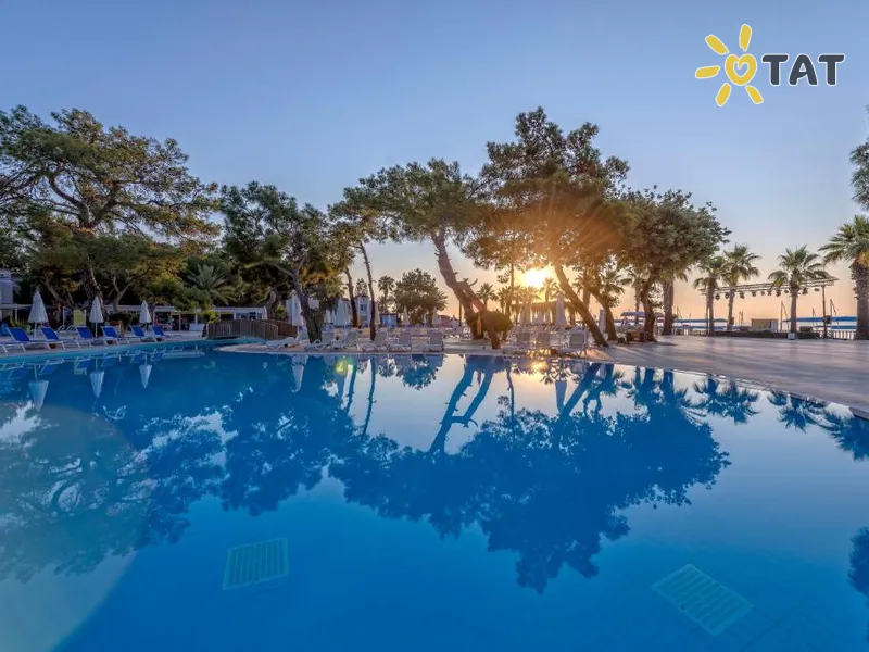 Amara Comfort Resort — Exteriorul și piscinele