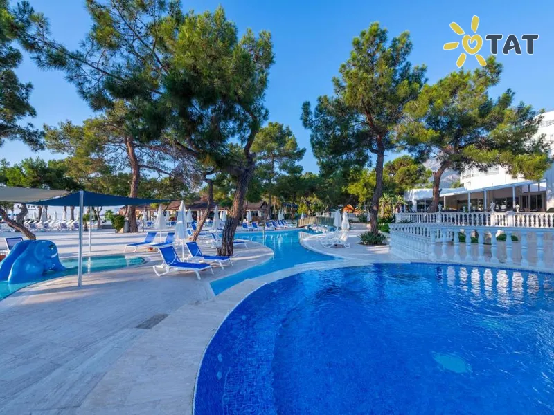 Amara Comfort Resort — Exteriorul și piscinele