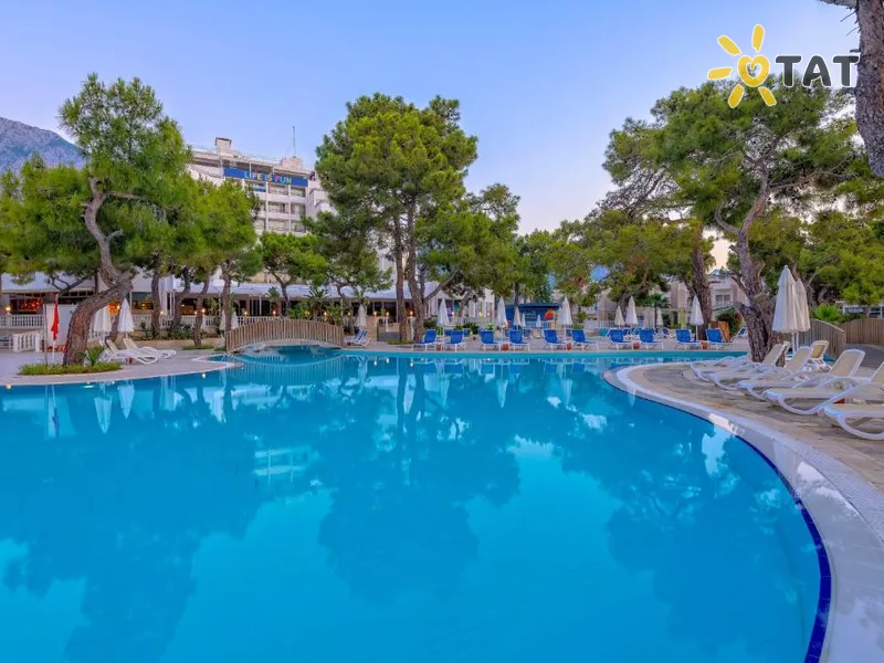 Amara Comfort Resort — Exteriorul și piscinele