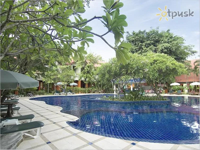 Фото отеля Patong Leelavadee Hua Ting Holiday Inn Phuket 4* о. Пхукет Таиланд экстерьер и бассейны