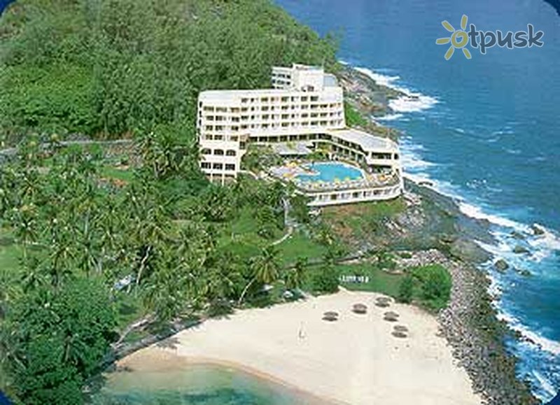 Фото отеля Berjaya Mahe Beach Resort & Casino 3* о. Маэ Сейшельские о-ва экстерьер и бассейны