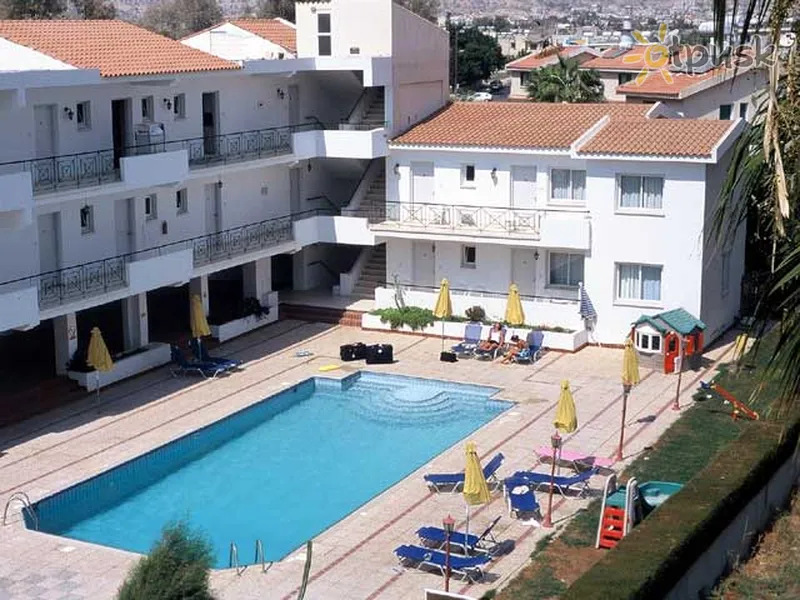 Фото отеля Michael's Beach Hotel Apartments 3* Larnaka Kipras išorė ir baseinai
