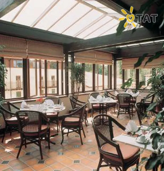 Фото отеля Europa Gatwick 2* Лондон Великобританія бари та ресторани