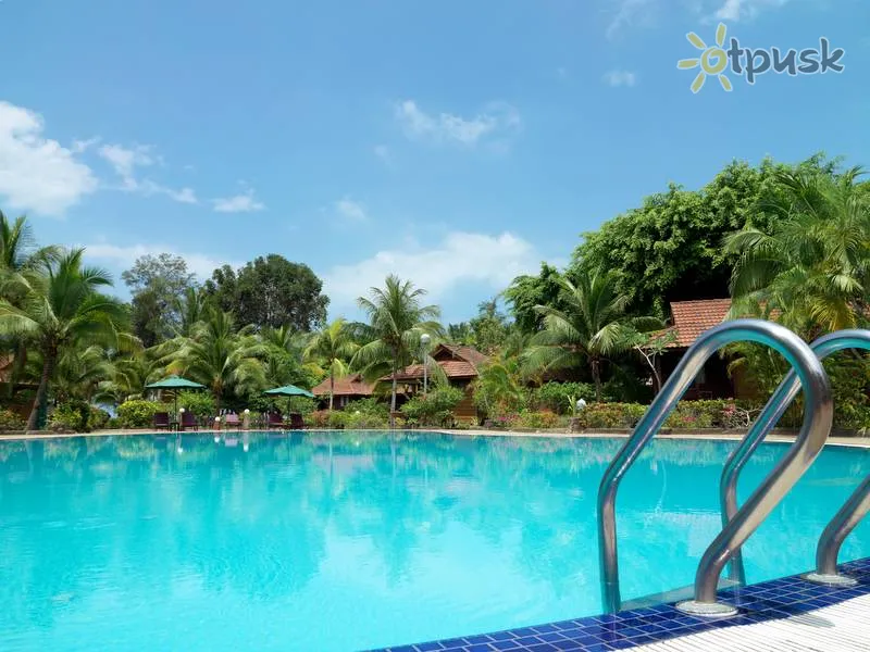 Фото отеля Holiday Villa Beach Resort 4* Чератинг Малайзия экстерьер и бассейны