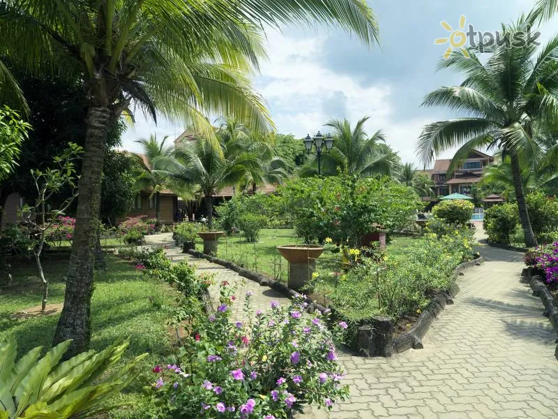Фото отеля Holiday Villa Beach Resort 4* Чератинг Малайзия экстерьер и бассейны