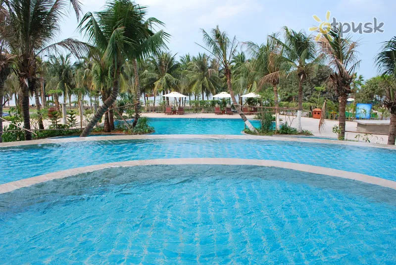 Фото отеля Shengyi Holiday Villa Hotel & Suites Sanya 5* о. Хайнань Китай екстер'єр та басейни