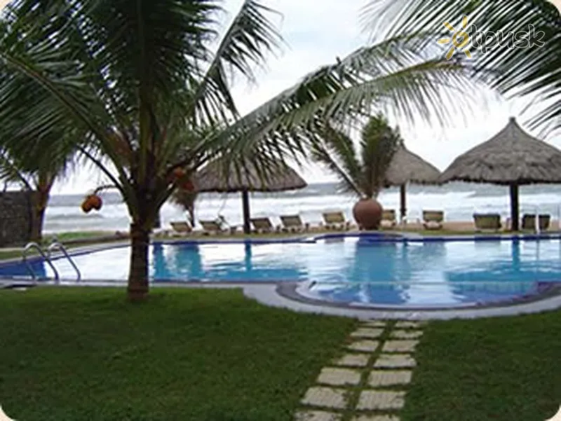 Фото отеля Royal Beach Resort 3* Induruva Šri Lanka išorė ir baseinai