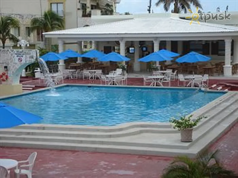 Фото отеля Holiday Inn Express Cancun Zona Hotelera 3* Канкун Мексика экстерьер и бассейны