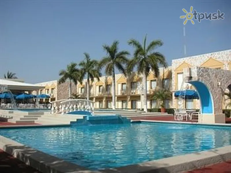 Фото отеля Holiday Inn Express Cancún Zona Hotelera 3* Канкун Мексика екстер'єр та басейни