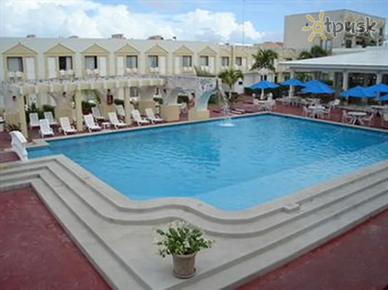 Фото отеля Holiday Inn Express Cancun Zona Hotelera 3* Канкун Мексика экстерьер и бассейны