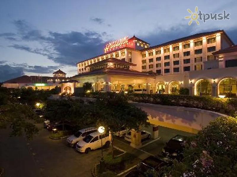 Фото отеля Waterfront Airport Hotel & Casino Mactan 4* о. Себу Филиппины экстерьер и бассейны