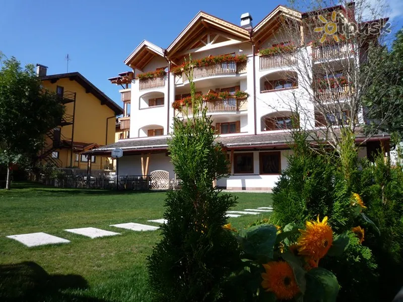 Фото отеля Ambiez Suite Hotel Family & Wellness 3* Altopiano della Paganella Italija išorė ir baseinai