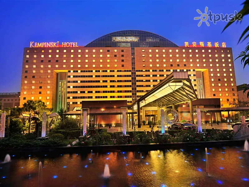 Фото отеля The Kempinski Hotel Beijing Lufthansa Center 5* Пекин Китай экстерьер и бассейны