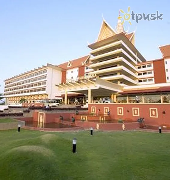 Фото отеля Cambodiana Hotel 4* Pnompenis Kambodža išorė ir baseinai
