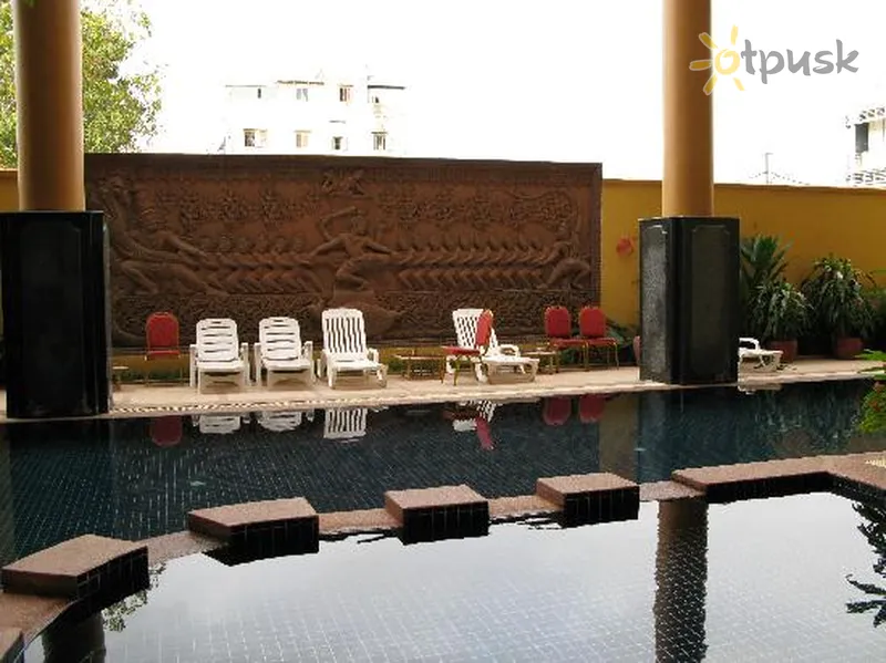 Фото отеля Hotel Castle 3* Pnompenis Kambodža išorė ir baseinai