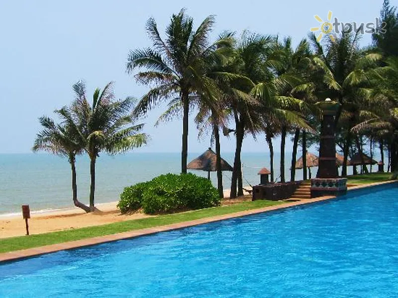Фото отеля Crowne Plaza Hainan Spa & Beach Resort 5* о. Хайнань Китай екстер'єр та басейни