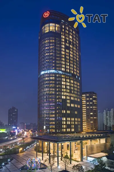 Фото отеля Sheraton Shanghai Hotel & Residences Pudong 5* Шанхай Китай екстер'єр та басейни