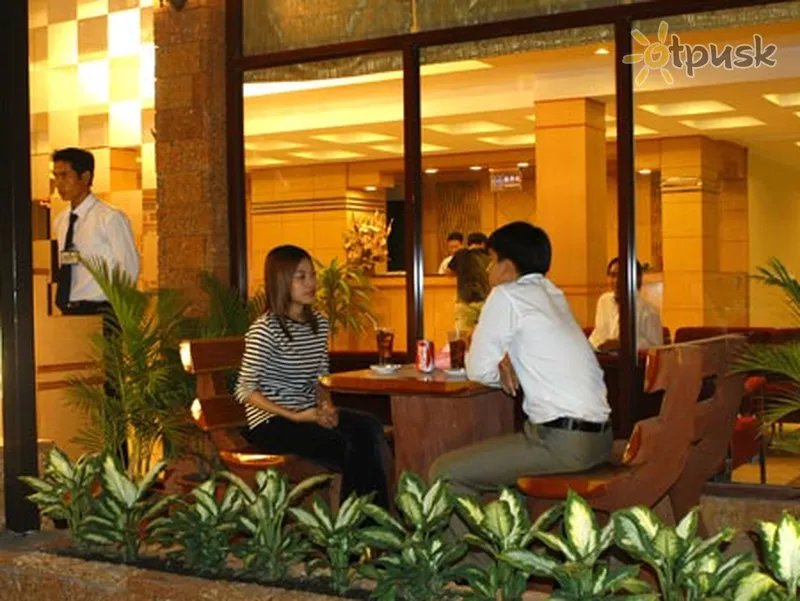 Фото отеля Mittapheap Hotel 3* Пномпень Камбоджа бары и рестораны