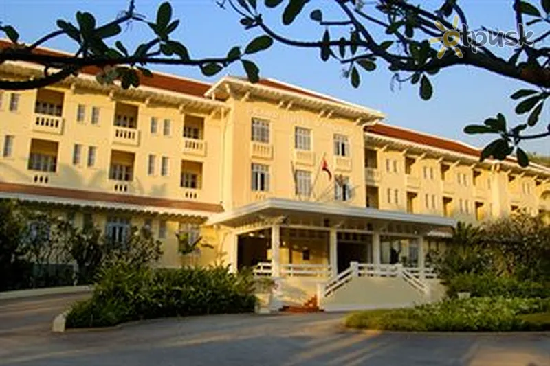 Фото отеля Raffles Grand Hotel D'Angkor 5* Siem Reapa Kambodža ārpuse un baseini