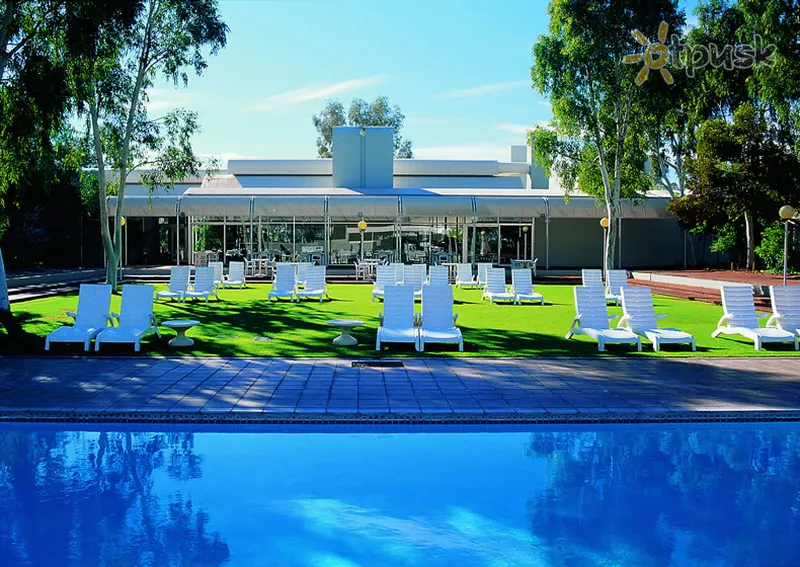 Фото отеля Desert Gardens Hotel 5* Ayerso uola Australija išorė ir baseinai