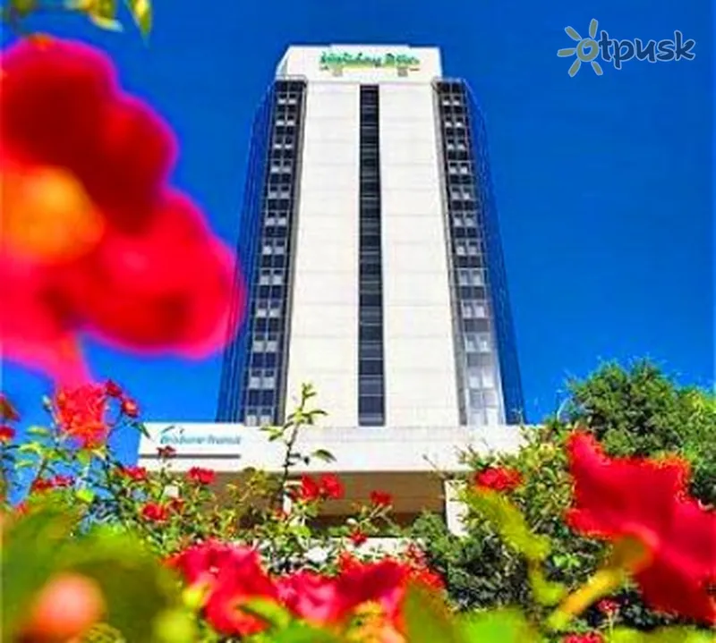 Фото отеля Holiday Inn Brisbane 4* Брисбен Австралия экстерьер и бассейны