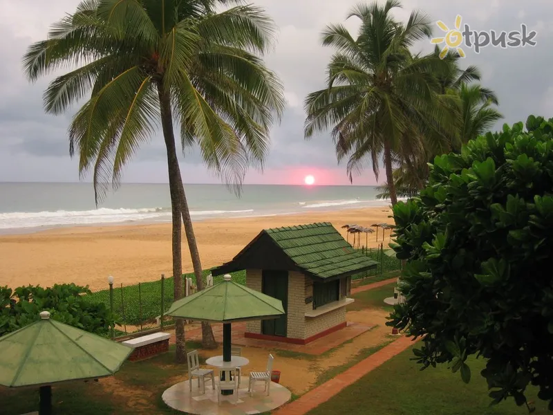 Фото отеля Sunils Beach Hotel (отель закрыт) 2* Хиккадува Шри-Ланка пляж