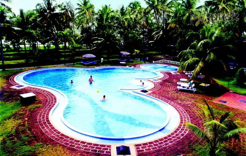 Фото отеля Coconut Lagoon 4* Керала Индия экстерьер и бассейны