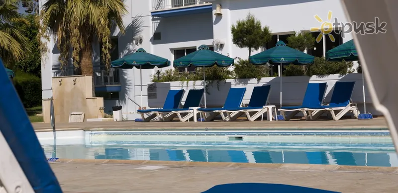 Фото отеля Blue Crane Hotel Apartments 3* Лимассол Кипр экстерьер и бассейны