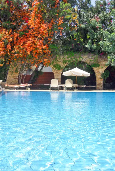 Фото отеля Golden Arches Hotel 3* Limasolis Kipras išorė ir baseinai
