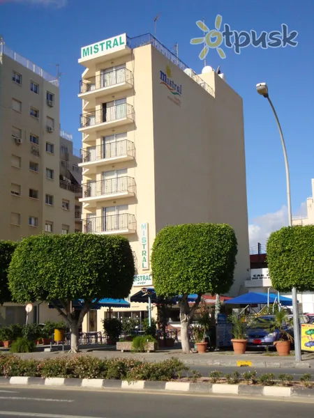 Фото отеля Mistral Hotel Apartments 3* Лімассол Кіпр екстер'єр та басейни