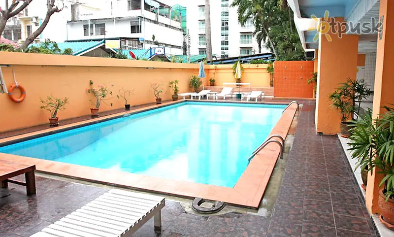 Фото отеля Queen Pattaya Hotel 2* Паттайя Таїланд екстер'єр та басейни