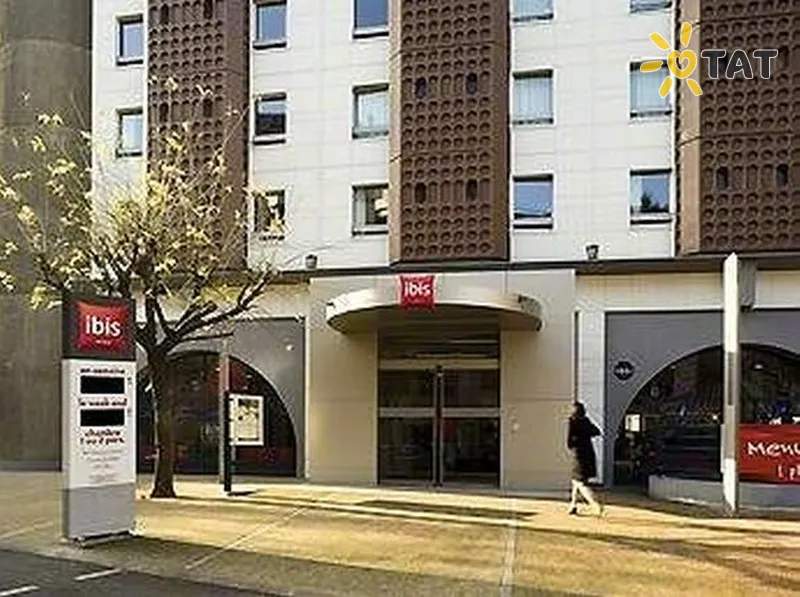 Фото отеля Ibis Paris Tour Eiffel Cambronne 3* Париж Франція екстер'єр та басейни