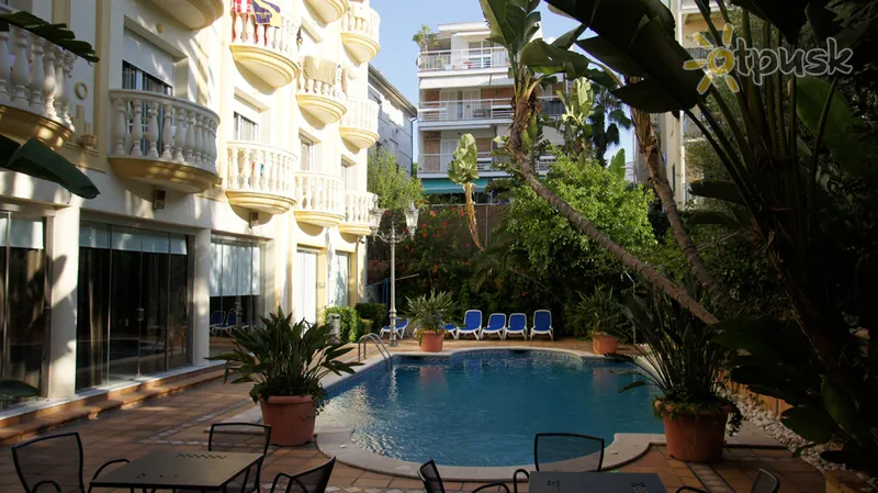 Фото отеля URH Sitges Playa 4* Kosta del Garrafa Spānija ārpuse un baseini