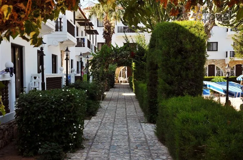Фото отеля Lysithea Hotel Apartments 3* Larnaka Kipras išorė ir baseinai
