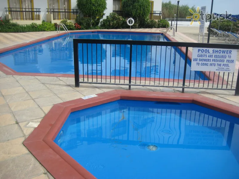 Фото отеля Evalena Beach Hotel Apts 3* Protaras Kipras išorė ir baseinai