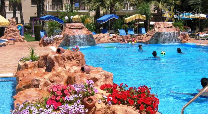 Фото отеля Loutsiana I & II Hotel Apts 4* Ayia Napa Kipras išorė ir baseinai