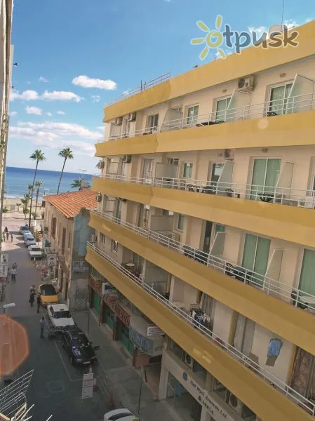 Фото отеля Palm Sea Beach Hotel Apartments 2* Larnaka Kipra ārpuse un baseini